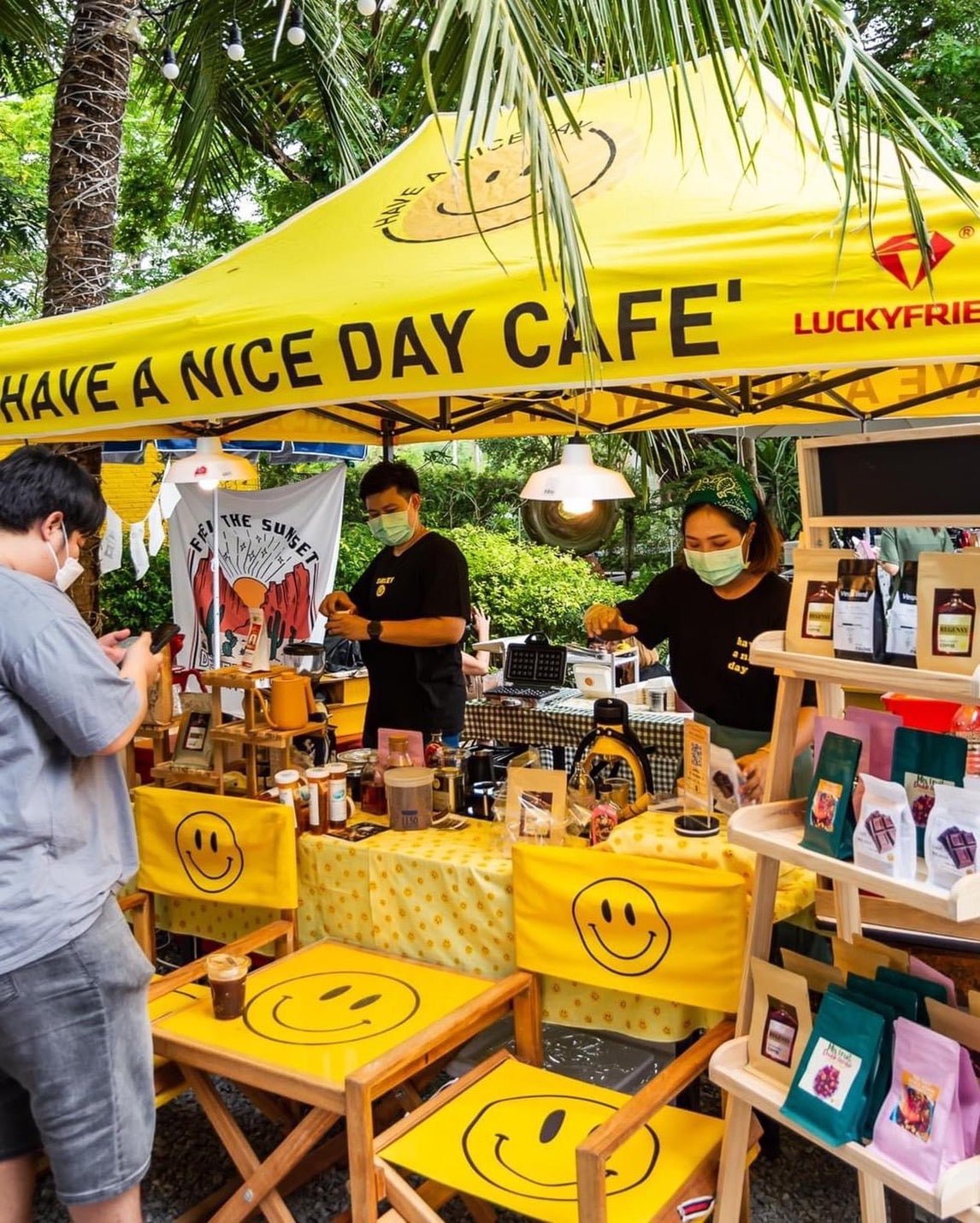 เลือกเต็นท์ตลาดกลางคืนกทมยังไงให้รับมือกับหน้าฝนได้ - LUCKYFRIEND Thailand