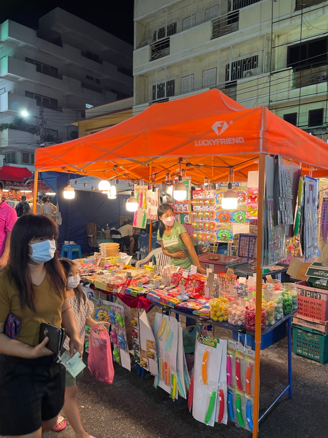 ร้านค้าที่ส่องแสงสว่างที่สุดในตลาดกลางคืน